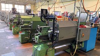 Bestens ausgestattet: die Werkhalle der Lehrwerkstatt für Mechanik Basel (LWB).  (Bild: Vischer & Bolli)