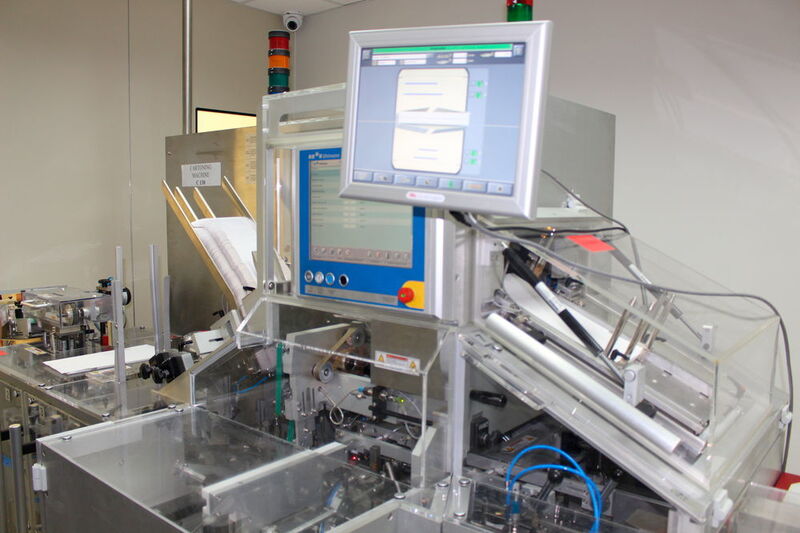 Kartoniermaschine in in der Produktion (Bild: GE Pharmaceuticals)