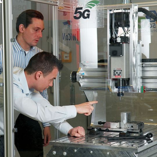Messe-Highlight: Das Team um Jan Mertes (vorne) und Peter Simon von der TU Kaiserslautern hat für diese Fräsmaschine einen digitalen Zwilling entwickelt. Dabei werden auch Maschinendaten sowie Steuerungsbefehle per 5G-Technik übermittelt, was viele Vorteile bringt, die man bald in Hannover vorstellt. Messe-Highlight: Das Team um Jan Mertes (vorne) und Peter Simon von der TU Kaiserslautern hat für diese Fräsmaschine einen digitalen Zwilling entwickelt. Dabei werden auch Maschinendaten sowie Steuerungsbefehle per 5G-Technik übermittelt, was viele Vorteile bringt, die man bald in Hannover vorstellt.