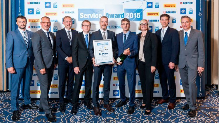 Auf Platz acht des Service Awards 2015 in der Kategorie Pkw: das Serviceteam vom Autohaus Manz Schwarzenfeld. (Bild: Stefan Bausewein)