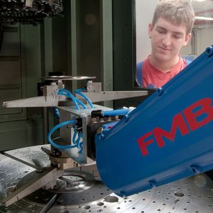 FMB hat mit Unirobot mittlerweile rund 300 kundenindividuelle Systeme realisiert und damit unterschiedliche Dreh-, Fräs-, Schleifmaschinen, Pressen, Messmaschinen und vieles mehr automatisiert. Bild: FMB/Hennecke