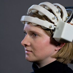 Neuer leichter EEG-Helm zur kapazitiven Messung von Gehirnsignalen.