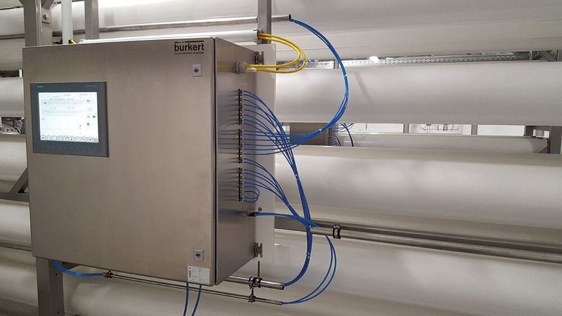 Das Permeat-Monitoring-System kommuniziert mit der übergeordneten Steuerung der Trinkwasseraufbereitungsanlage und mit dem Leitsystem des Wasserwerks. Dadurch haben die verantwortlichen Mitarbeiter den Zustand der Filtermodule immer im Blick.  (Bürkert Fluid Control Systems)