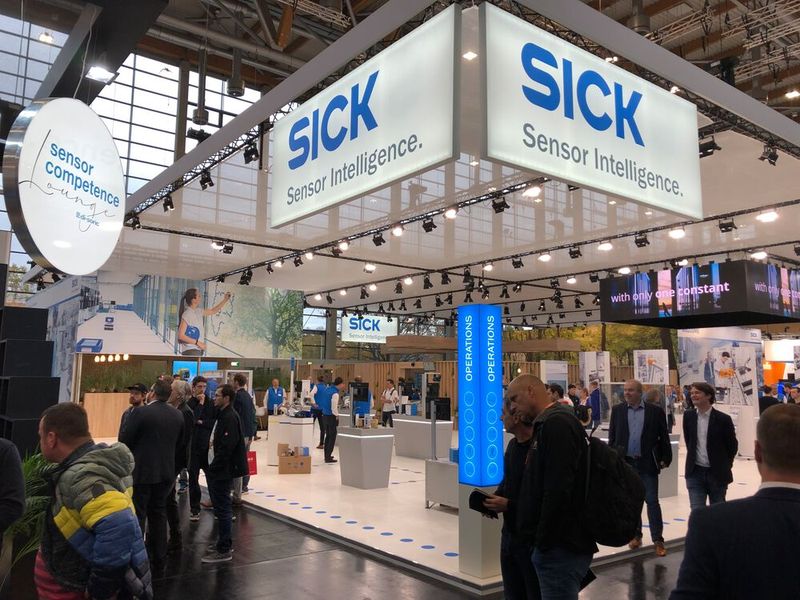 Bei Sick gab es reichlich Platz für die verschiedenen Sensoren des Unternehmens. Dabei durften auch die Condition-Monitoring-Sensoren mit dem Namen Multi Physics Box nicht fehlen. Diese ermöglichen die Vibrations-, Erschütterungs- und Temperaturmessung und -überwachung beispielsweise an Motoren oder Förderanlagen. Die Integration der entsprechenden Sensorik in die Maschine kann entweder über IO-Link oder ein alarmbasiertes Schaltsignal erfolgen. Auch eine AR-basierte Visualisierung von Sensordaten zeigte das Unternehmen in Form der Sara App, die beispielsweise Warnfelder oder auch Feldverletzungsorte darstellen kann. (Bild: Vogel Communications Group)