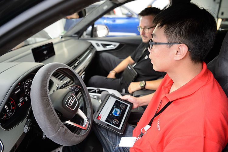 Unter anderem mussten die Teilnehmen ihre Produktkenntnisse und ihr technisches Wissen über das Audi Infotainment-System unter Beweis stellen. (Audi)