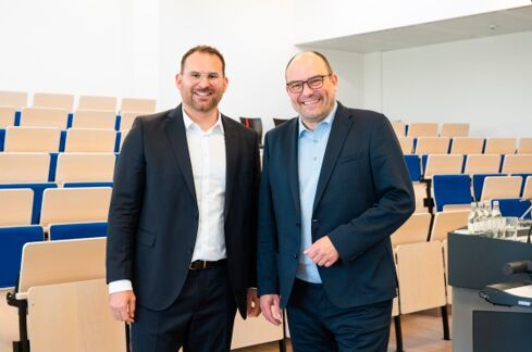 Der zukünftige Geschäftsführer der Provadis Alexander Hupert (links) mit Dr. Alexander Wagner (rechts), Geschäftsführer der Infraserv Höchst-Gruppe. (Bild: Provadis)
