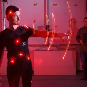 Für ihre Technik erfassen die Forscher Bewegungen eines Probanden mit Kameras und übertragen sie auf ein Modell des menschlichen Körpers.