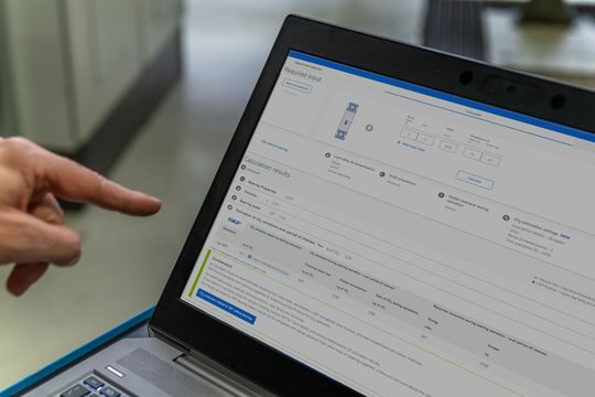 (Bearing Select analysiert die CO2-Emissionen bei der Lager-Produktion, aber auch Reibungsverluste und Fettverbrauch während des Betriebs. Außerdem liefert es Optimierungsansätze. Bildquelle: SKF)