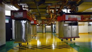 Durch die Katakomben des Klinikums gleiten die Rollcontainer an einer Einschienen-Hängebahn zum Ziel Bild: Turck (Archiv: Vogel Business Media)