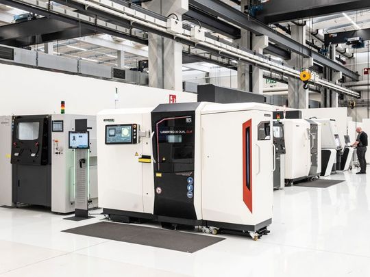 In der Additive Manufacturing Precision Factory konzipiert DMG Mori Prozessketten, die den metallischen 3D-Druck auf Maschinen der Lasertec SLM Serie und eine präzise Nachbearbeitung auf 5-achsigen Universalmaschinen umfassen.(Bild:  DMG Mori)