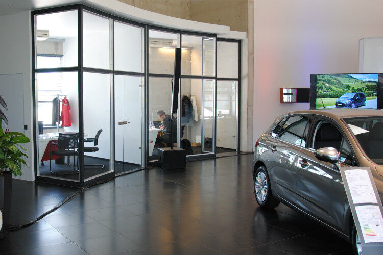 Hier können sich Citroën-Verkäufer mit ihren Kunden zurückziehen, um die Verträge in Ruhe auszuhandeln. (Foto: Baeuchle)