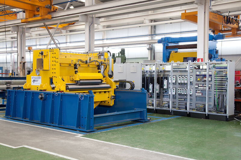 Gerade Rollscherenschnittsysteme für Stahlbänder mit großer Dicke müssen beispielsweise mit 100 min–1 arbeiten, während fliegende Sägen für Material mit hoher Festigkeit (Nenndruck bis 1100 Mpa) mit 50 min–1 arbeiten. Trotz dieser hohen Geschwindigkeiten muss die Genauigkeit im Bereich ±0,2 mm liegen. (Emerson)