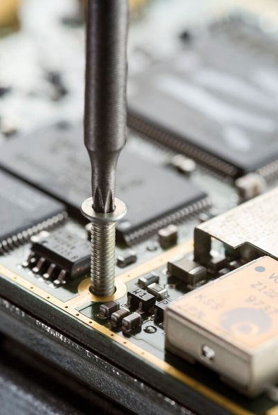 Auch bei Applikationen im Elektronikbereich ist die frühzeitige Optimierung der Schraubenverbindungen von großer Bedeutung. (Bild:REC Fastening)