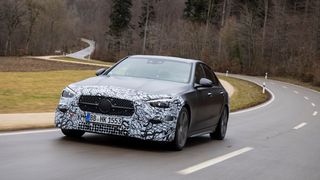 Für die neue Dynamik stehen ein agileres Fahrwerk mit der ersten Hinterachslenkung für die Baureihe sowie ein Design mit mehr Muskeln - bis hin zu den serienmäßigen Powerdomes auf der Motorhaube. (Bild: Mercedes Benz)