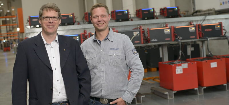 Bernd Gürtler (links), Senior Manager Logistics Services bei Big Dutchman, und Stefan Rasche, Fachberater für Batterieladesysteme bei Fronius. (Bild: Fonius International)