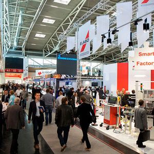 Besucher in den Messehallen