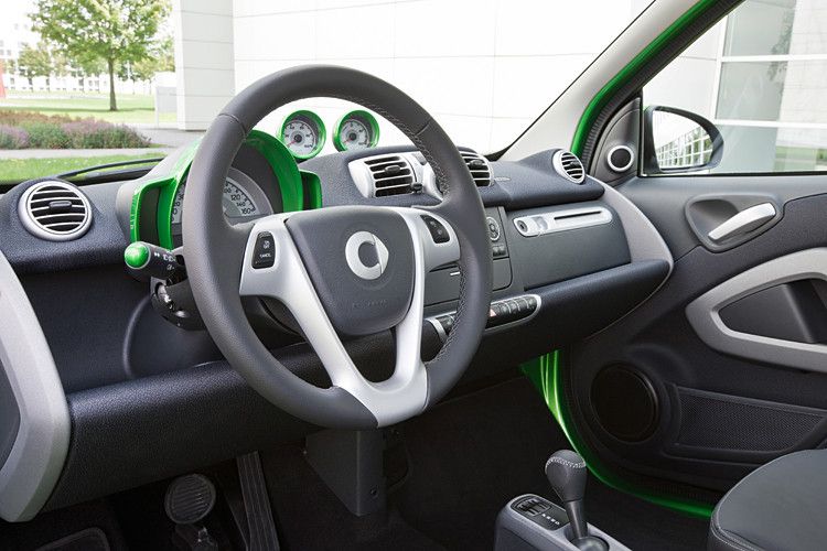 Auch bei der Ausstattung besserte der Hersteller nach: Ein neues Isolationssystem soll die Leistungsaufnahme der Klimaanlage verringern und so die Reichweite verbessern. Das Cockpit ähnelt dem der Varianten mit Verbrennungsmotor. Statt Uhr und Drehzahlmesser gibt es Anzeigen zum Batteriestand und dem Energiefluss. (Daimler)