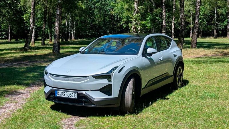 Mit einem Wendekreis von 11,8 Metern entpuppt sich der Polestar 3 auch in der Stadt als agiles Auto. (Bild: Mauritz – VCG)