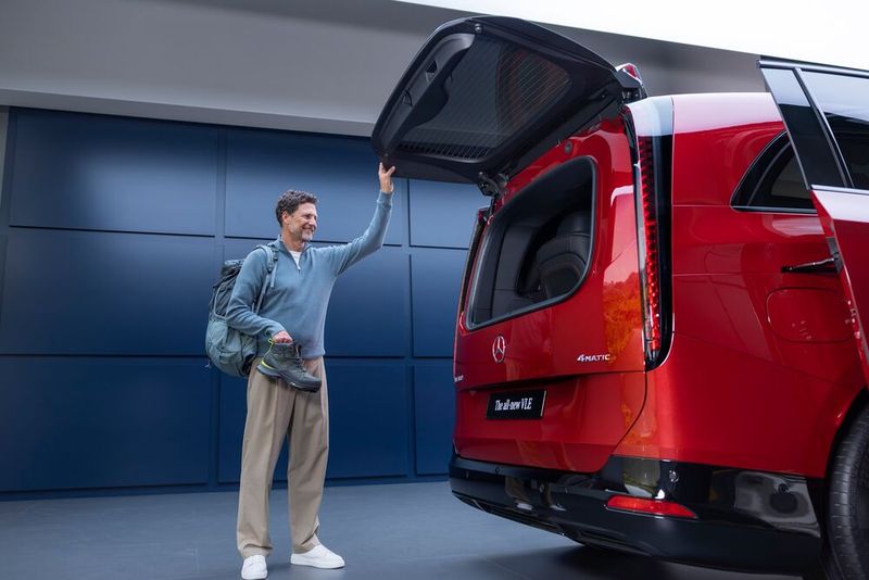 Die Scheibe der Heckklappe lässt sich getrennt öffnen. (Bild: Mercedes-Benz)