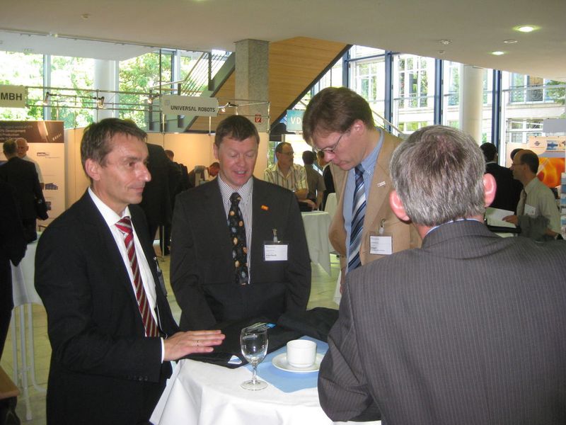Gespräche unter Anwendern (von links): Dr. Wolfgang Morr, Namur-Geschäftsführer; Martin Schwibach, Produktionsnahe Kommunikationstechnik, BASF, Dr. Niels Kiupel, Abteilungsleiter Produktion und Fertigung, Evonik Degussa  (Bild: Drathen)