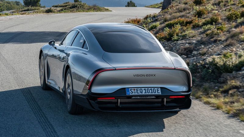 Der Vision EQXX kommt laut Hersteller auf knapp 100 kWh. Das Konzeptauto hat ein Leergewicht von 1.755 Kilogramm.  (Mercedes-Benz)