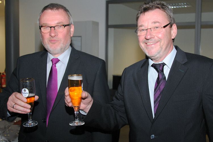Grund zu feiern: Hermann (li.) und Bernd Bleker. (Foto: Baeuchle)