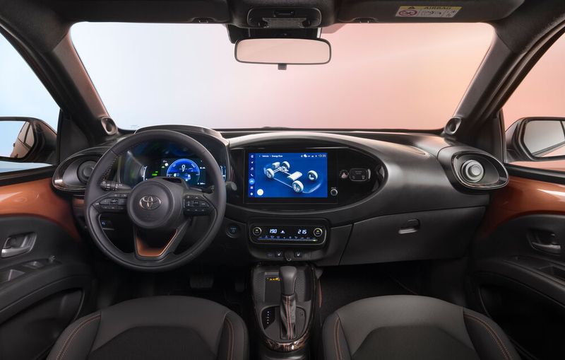 Weniger als vier Liter Verbrauch nennt Toyota für den hybridisierten Mini. (Bild: Toyota)