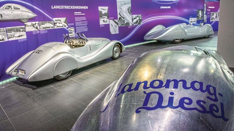 Die Marke Hanomag war neben Citroën und Mercedes-Benz einer der ersten Serienhersteller von Diesel-Pkw. Automobilgeschichte schrieb das Unternehmen mit dem Diesel-Weltrekordwagen: Im Februar 1939 fuhr Karl Haeberle, ein Hanomag-Ingenieur mit einem 1,9-Liter Diesel auf der Autobahn bei Dessau vier Weltrekorde. Die Höchstgeschwindigkeit lag bei 165 km/h. Das in den Nachkriegswirren verloren gegangene Fahrzeug wurde in den vergangenen Jahren auf Basis noch vorhandener, damaliger Serientechnik neu aufgebaut. Außer einigen wenigen Fotos sowie Spanten- und Riss-Zeichnungen existierten fast keine Unterlagen. (Bild: Audi AG)