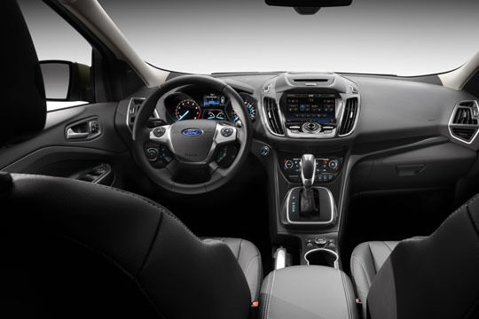 Das Cockpit des Escape/Kuga II orientiert sich an dem des Kompaktmodells Ford Focus. Ford (Archiv: Vogel Business Media)
