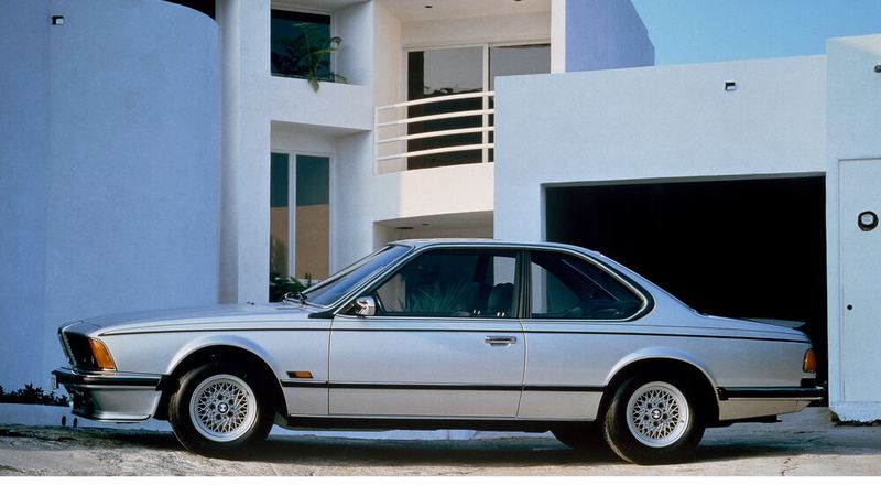 Äußerlich unterschied sich der M635CSi von den anderen Modellen durch einen tiefer heruntergezogenen Frontspoiler mit integrierten Nebelscheinwerfern, einem Heckspoiler (wie 635CSi) und durch die in Wagenfarbe lackierten Außenspiegeln; im Gegensatz zu den schwächeren Modellen waren hier Fahrer- und Beifahrer-Außenspiegel serienmäßig. Wenn als Sonderausstattung die breitere 240/45 VR 415 TRX-Bereifung auf geschmiedeten BBS-Felgen geordert wurde (Serienbereifung TRX 220/55 VR 390 auf geschmiedeten Fuchs-Felgen), kamen in Wagenfarbe lackierte Radausschnittsblenden hinzu.  (Bild: BMW AG)