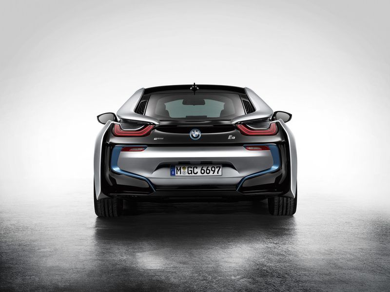Der BMW i8 startet ab Juni 2014 auf sportliche und umweltfreundliche Weise auf den Straßen durch. (BMW)