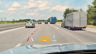 Mit Hilfe von Augmented Reality-Technik für das Head-Up-Display lässt Continental die virtuelle Welt mit der Wirklichkeit verschmelzen. Im Jahr 2017 könnte die Technik serienreif sein. (Foto: Continental)
