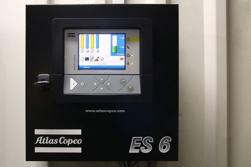 Das Energiesparsystem ES 6 von Atlas Copco regelt das Zusammenspiel der vier Kompressoren in der kleineren Station von Schlaadt und macht die Drucklufterzeugung noch etwas effizienter.  (Altlas Copco)