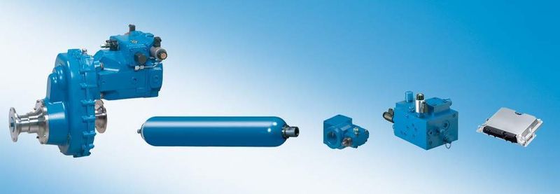 Bild 1 Systemkomponenten HRB parallel:  Axialkolbeneinheit A4VSO mit Getriebe, Druckspeicher, Speichersicherheitsventil, Ventilsteuerblock HIC, elektronisches Steuergerät. (Archiv: Vogel Business Media)