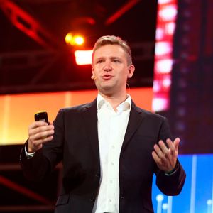 Geschäftsführer Florian Buzin eröffnet mit seiner Keynote den Starface Kongress 2021 im Europapark Rust.