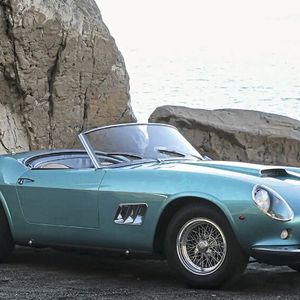 Auf Rang vier folgt ein Ferrari 250GT California Spider SWB von 1962 mit glatten 18 Million Dollar, die vom Auktionator Gooding im April auf Amelia Island erzielt wurden .(Bild:  Gooding)