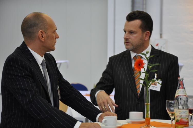 Die Diskussionen gingen in der ersten Kaffee- und Kommunikationspause weiter. (Foto: Richter)