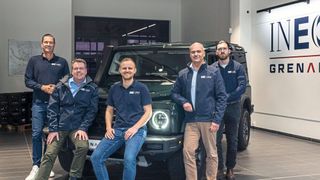 Freuen sich auf Neukunden durch Ineos: (v. l.) die beiden Geschäftsführer Carsten Fastenrath (Krüll Premium Cars) und Karsten Lorenzen (Krüll Holding) mit dem Ineos-Markenverantwortlichen Jan Köster sowie Denis Gohl, Leiter des Standorts Hamburg Altona, und Verkaufsberater Rico Dorka. (Bild: Tom Fechtner/Krüll)