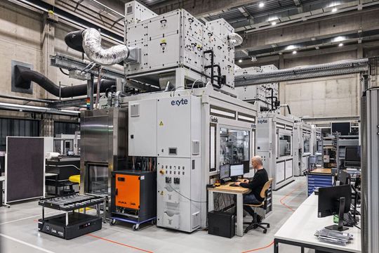 Die am wbk von Forschenden entwickelten Roboterzellen, hinsichtlich ihrer Beschaffenheit und Ausführung eine Weltneuheit, wurden von Exentec gebaut.(Bild:  Kuka)