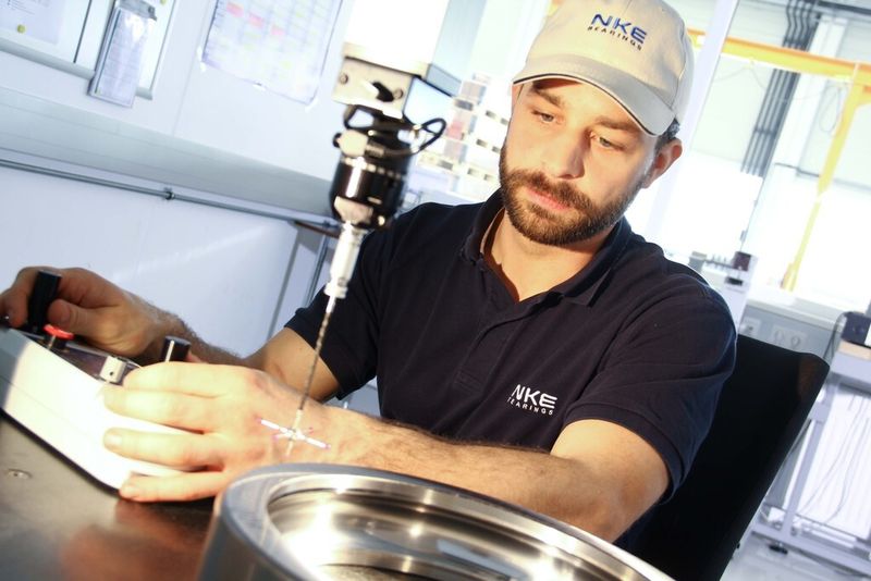 Beispiel der Test- und Messeinrichtungen bei NKE: CNC-3D-Messmaschine im Einsatz. (Bild: NKE Austria)