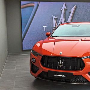 Oppel setzt die italienischen Premiumfahrzeuge jetzt über ein spekatuläres Lichtkonzept in Szene.(Bild:  Oppel)