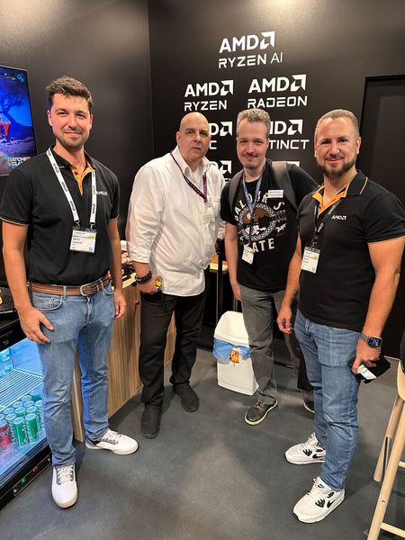 (v. l.) Pavlin Lazarov (AMD), Kai Frieben (WD), Hendrik Klingner (reichelt elektronik) und Daniel Kramer (AMD) fand man im Business Center. (Bild: Vogel IT-Medien GmbH)