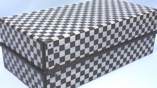 Das Leichtbau-Batteriegehäuse aus Faserverbunden ist 40 % leichter als Aluminium durch den beanspruchungsgerechten Sandwichaufbau.  (Fraunhofer LBF)