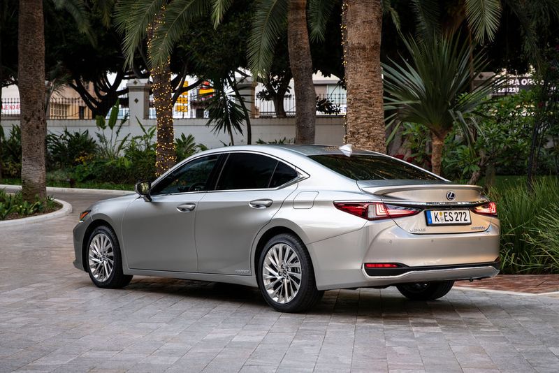 Die Überhänge sind auffallend kurz. (Lexus)