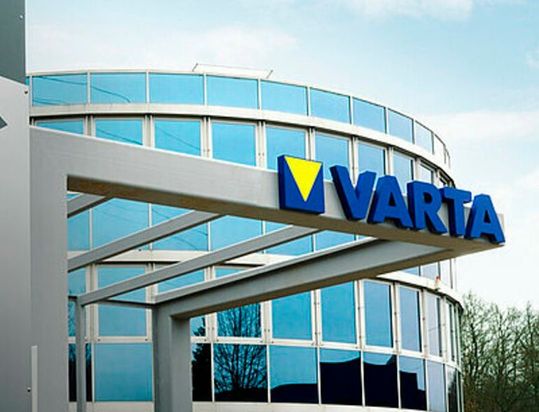 Varta hat vor Kurzem das Go für das seit Sommer bestehende Sanierungskonzept erhalten. Lesen Sie hier, wie der Batteriekonzern in Schieflage geraten ist und was die Zukunft bringen wird ...(Bild:  Varta)