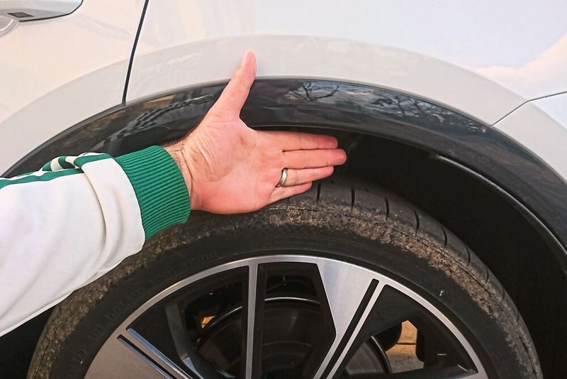 Das adaptive Luftfahrwerk lässt sich in verschiedenen Stufen einstellen... (Bild: Sven Prawitz/Vogel Communications Group)