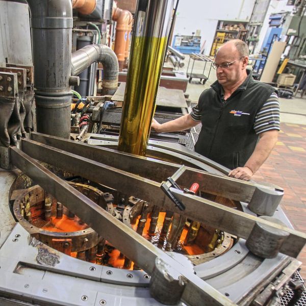 Neuer Glanz − im eigenen Hartchromwerk werden Reparaturverchromungen sowie Neuverchromungen durchgeführt. (Bild: Schenker)