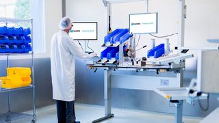 Und das ist das Endergebnis: Mit der Einbindung der VR in den Planungsprozess entsteht ein Arbeitsplatz für Sanner, der die Bedürfnisse zu 100 Prozent erfüllt. Mit der VR-Brille taucht man in eine räumliche und digitale Welt ein und kann den Arbeitsplatz wirklich „erleben“, so Item. (Bild: Item)