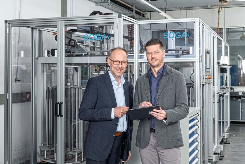 Bei der Umsetzung der anspruchsvollen Sondermaschine setzte der Hersteller auf ausgewählte Partner: Fabian Gallenbach von Soga (re.) und Guido Wittenauer.  (Bild: STÖBER Antriebstechnik GmbH + Co. KG)