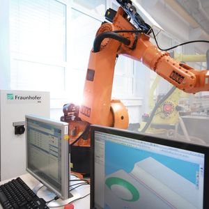 Bild 1: Fräsroboterzelle mit CAD, CNC-Steuerung, Steuerschrank und Roboterkinematik. 